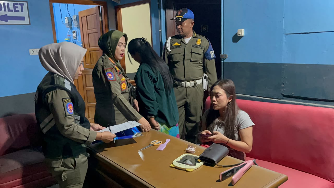 Gelar Cipta Kondisi Bersama Tim Gabungan, Satpol PP Amankan 50 Pramusaji dan Pemilik Warung