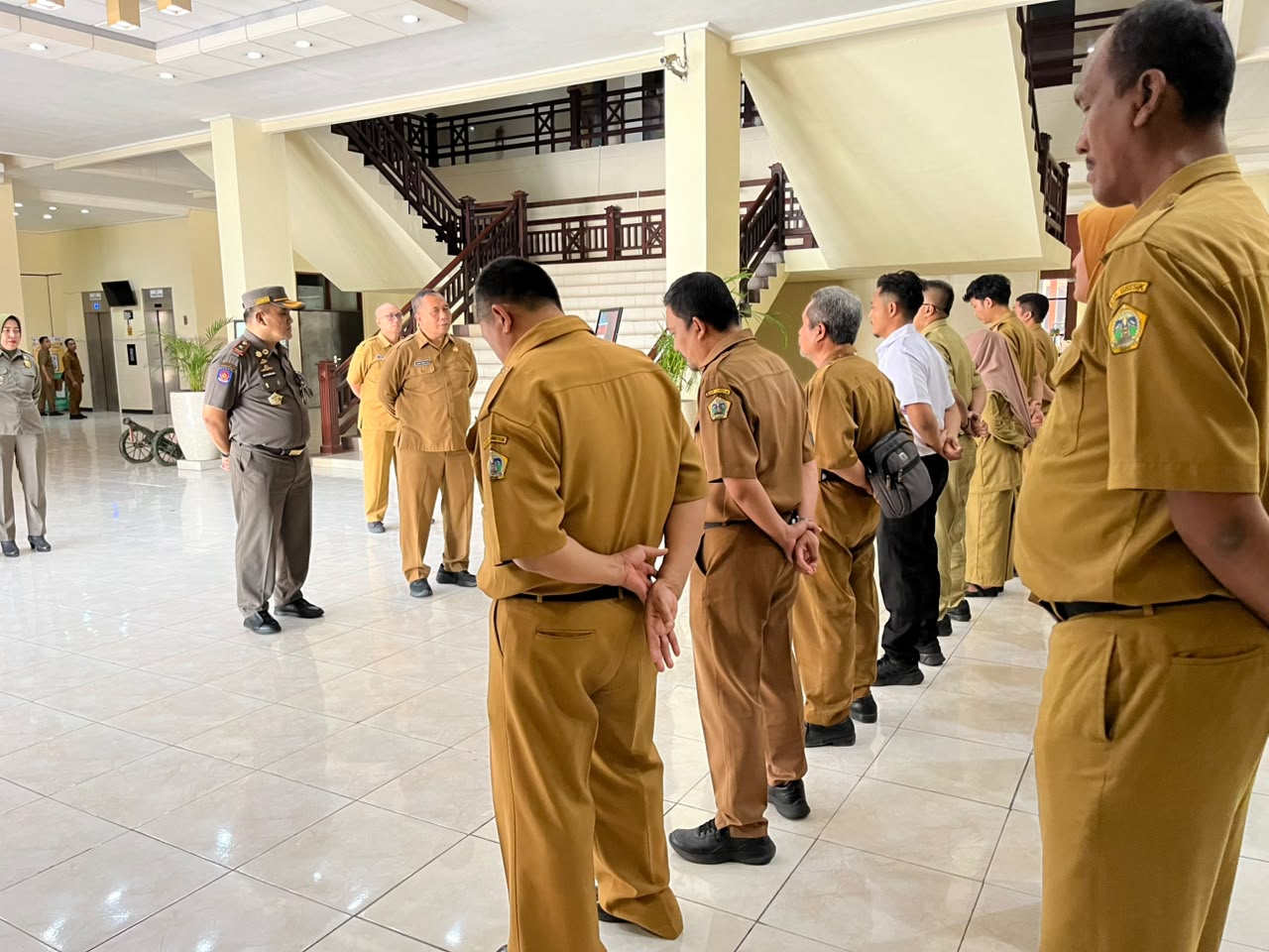 Operasi Sidak Disiplin Pegawai di Lingkungan Pemerintah Kabupaten Gresik, 29 Pegawai Terjaring Berada di Warung Kopi Saat Jam Kerja